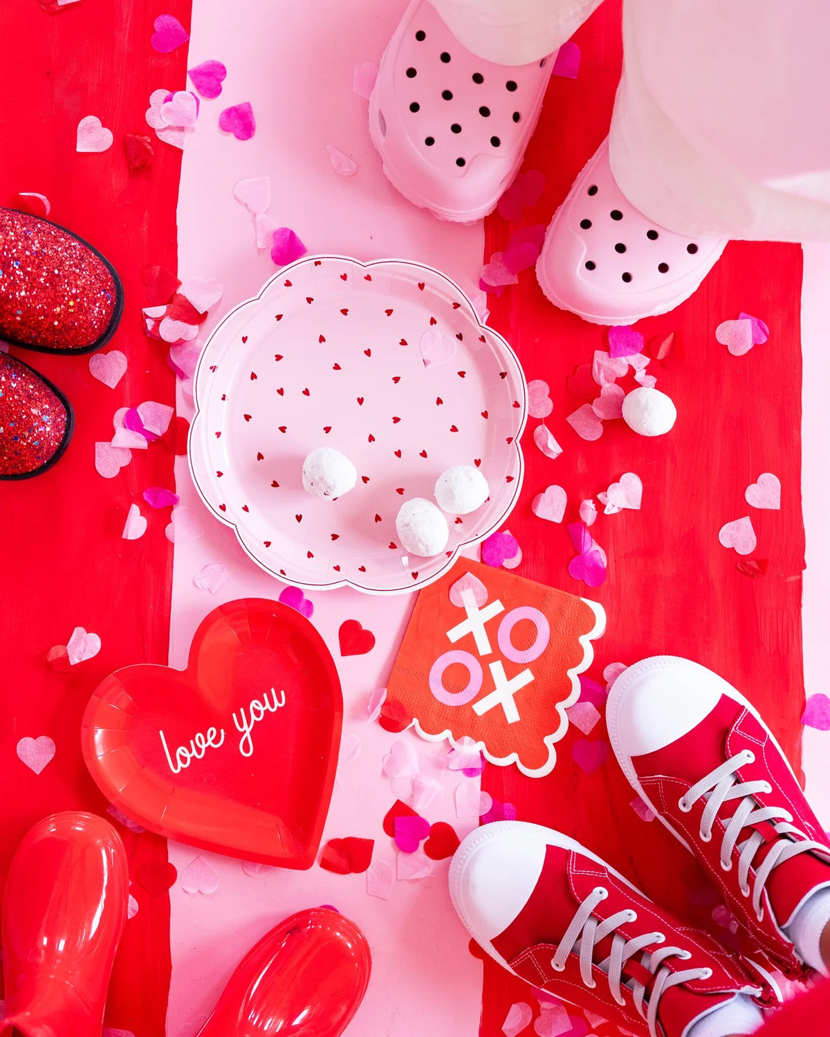 SCALLOPED SCATTERED HEART DINNER PLATES