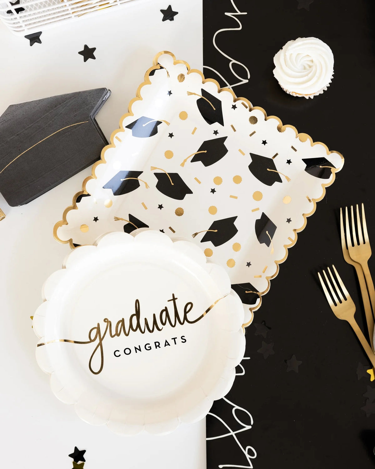 GRADUATION CAP SHAPED PAPER DINNER NAPKINS